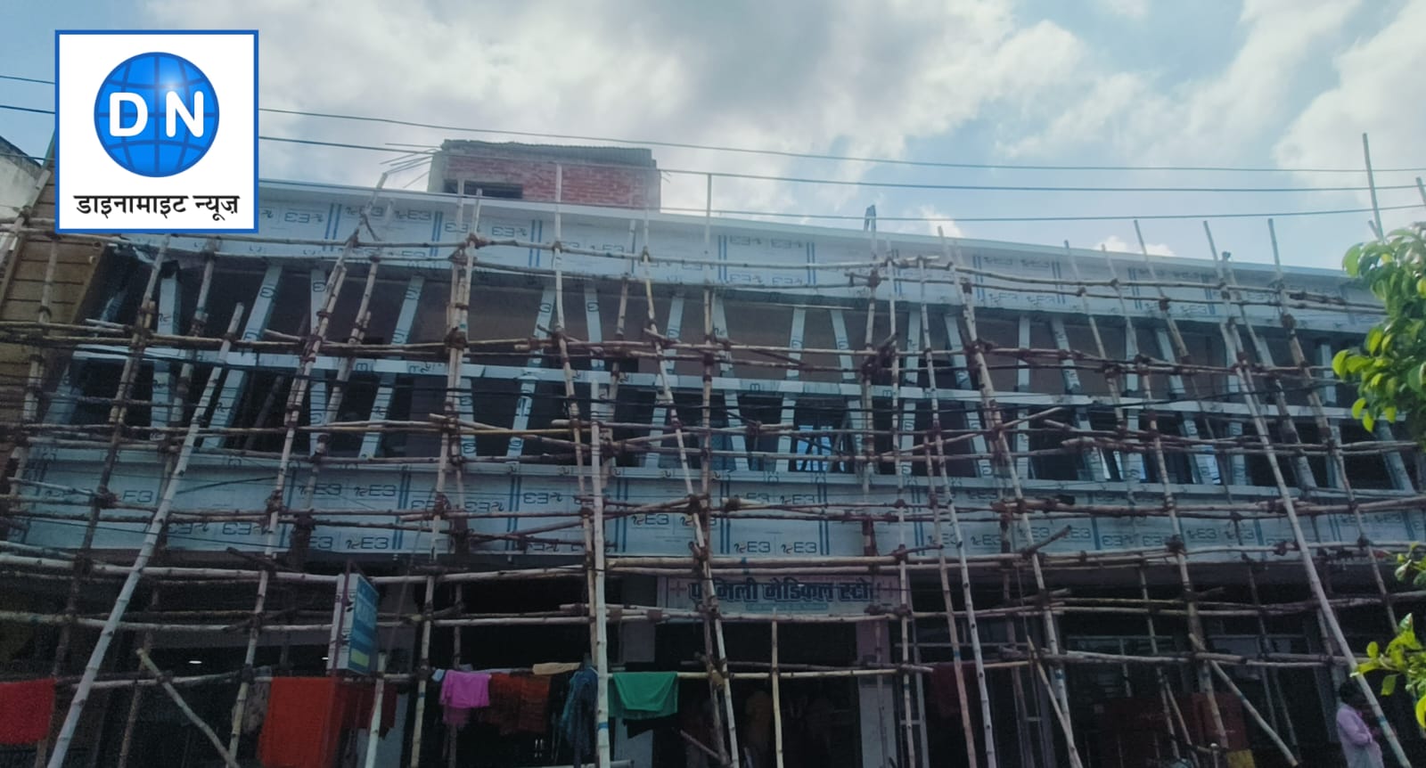 महराजगंज: हाई वोल्टेज तार की चपेट में आया निजी अस्पताल पर काम कर रहा मिस्त्री, झुलसा