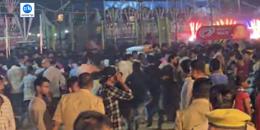 आजमगढ़ महोत्सव में भोजपुरी स्टार अक्षरा सिंह के स्टेज पर चढ़ते ही बवाल, चले जूते चप्पल
