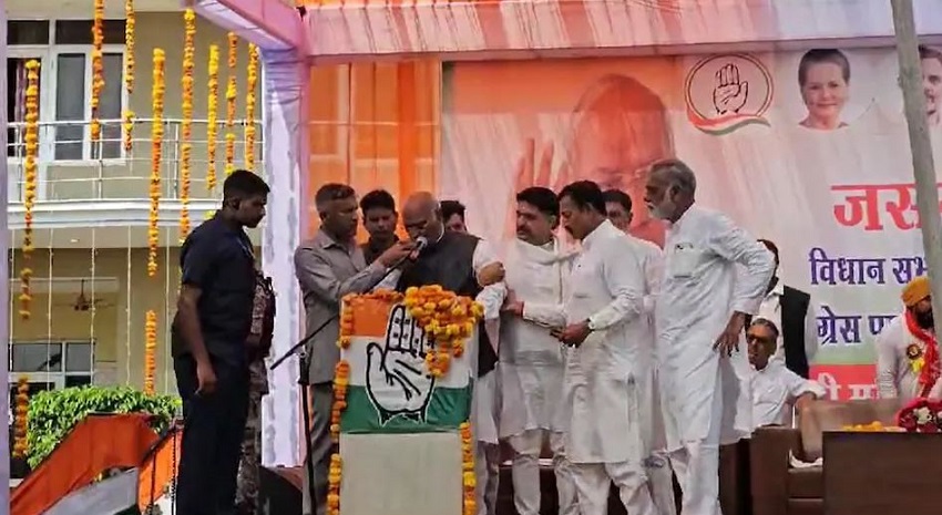 Mallikarjun Kharge: मंच पर भाषण देते बिगड़ी मल्लिकार्जुन खरगे की तबीयत