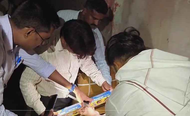 UP News: 60 लाख का अवैध पटाखा बरामद, व्यापारियों में हड़कंप