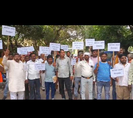 फतेहपुर: कोटेदार संघ ने कलेक्ट्रेट पर किया जोरदार प्रदर्शन, जानिये क्या है मामला