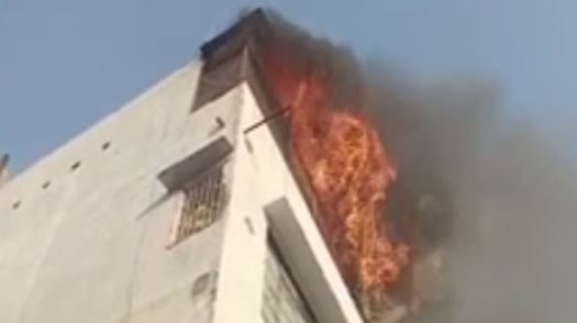 Lucknow Fire Break: रिहायशी इलाके की तीन मंजिला इमारत में लगी भीषण आग