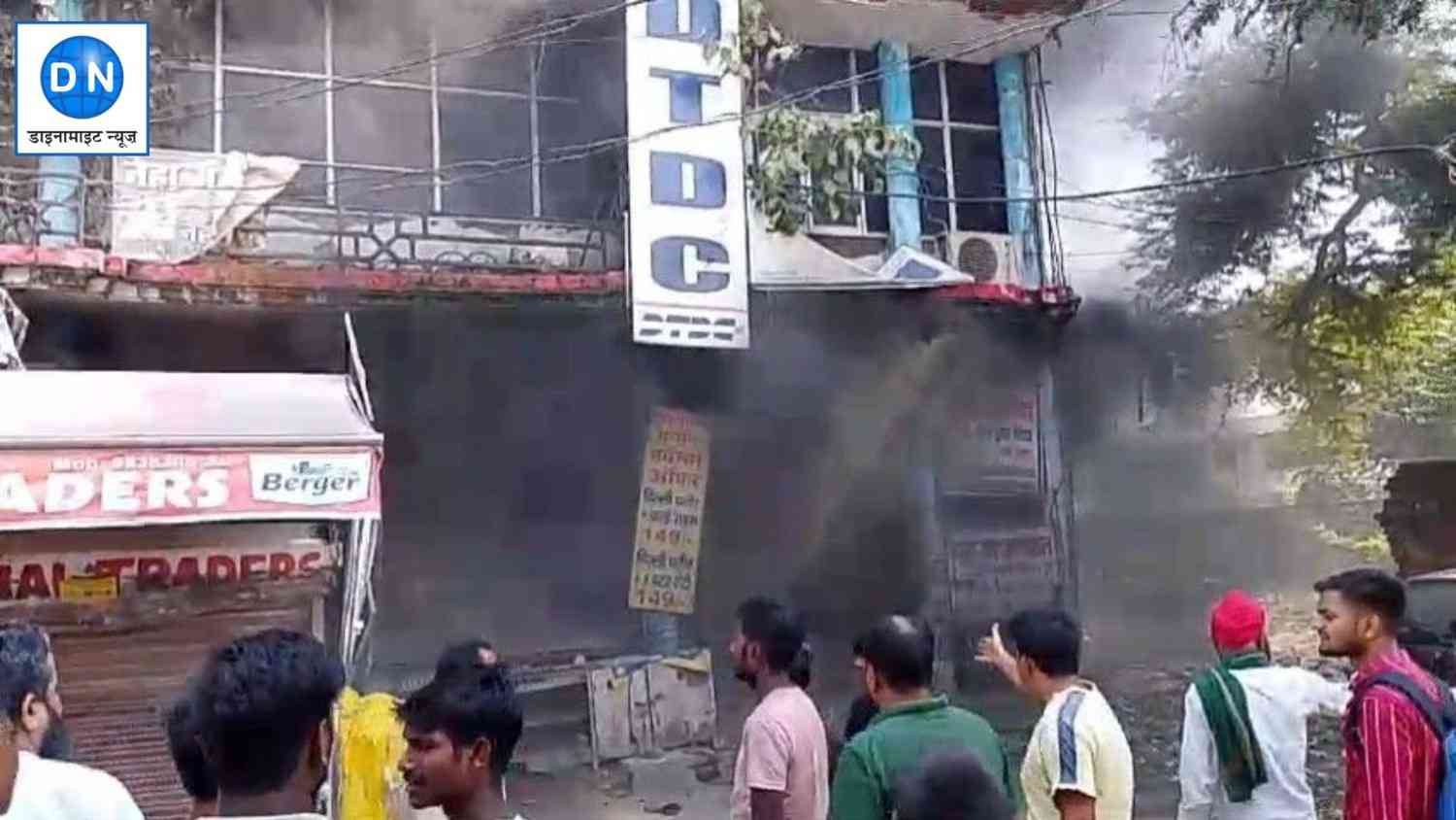 Raebareli: जूते-चप्पल के शोरूम में लगी भीषण आग, जानिए पूरा अपडेट