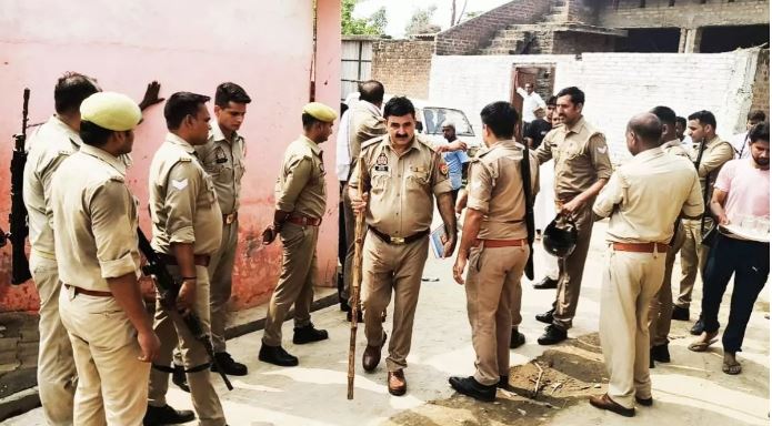 Hathras Accident: मंदिर से लौटते वक्त पलटी कार, एक ही परिवार के पांच लोगों की मौत