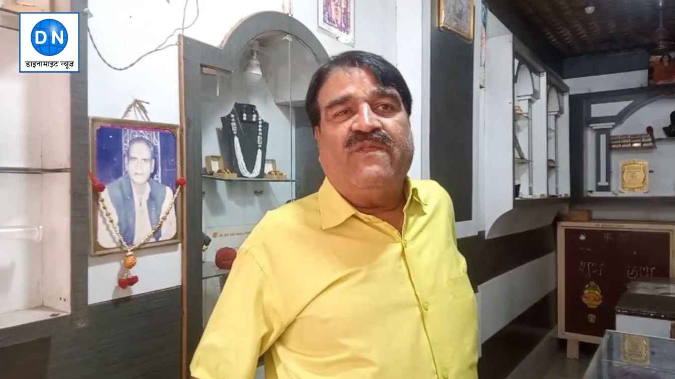 Lakhimpur Kheri: बैंक के सुरक्षाकर्मी की बंदूक से चली गोली, बाल-बाल बचे सर्राफा व्यापारी