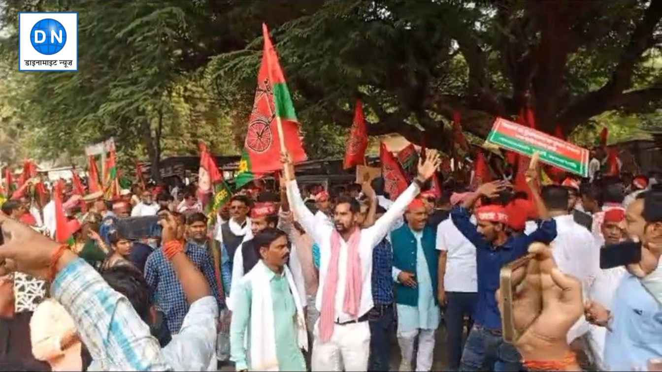 रायबरेली: जिलाधिकारी कार्यालय पर सपाइयों का हल्ला बोल, पुलिस बेरिकेटिंग तोड़ी