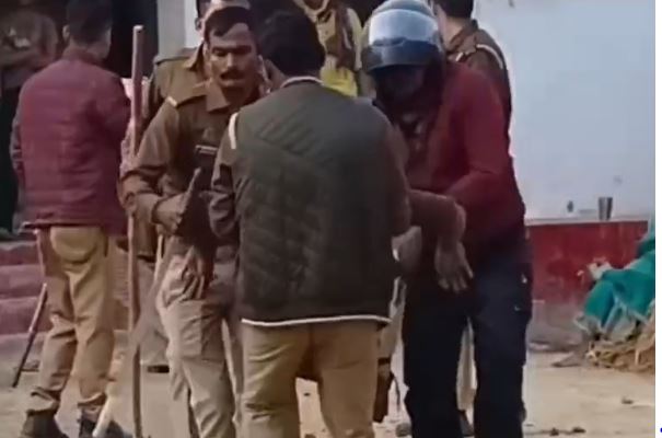 गोरखपुर: विवाद सुलझाने गये चौकी इंचार्ज को बंधक बनाकर पीटा, 40 पर केस दर्ज