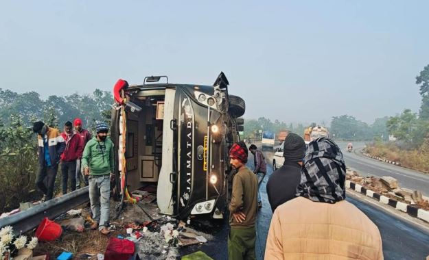 Jharkhand Accident: हजारीबाग में भीषण सड़क हादसा, शादी में शामिल होने जा रही बस पलटी