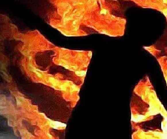 Banda: चूल्हे पर खाना बनाते समय महिला को आया चक्कर, जिंदा जलकर हुई मौत