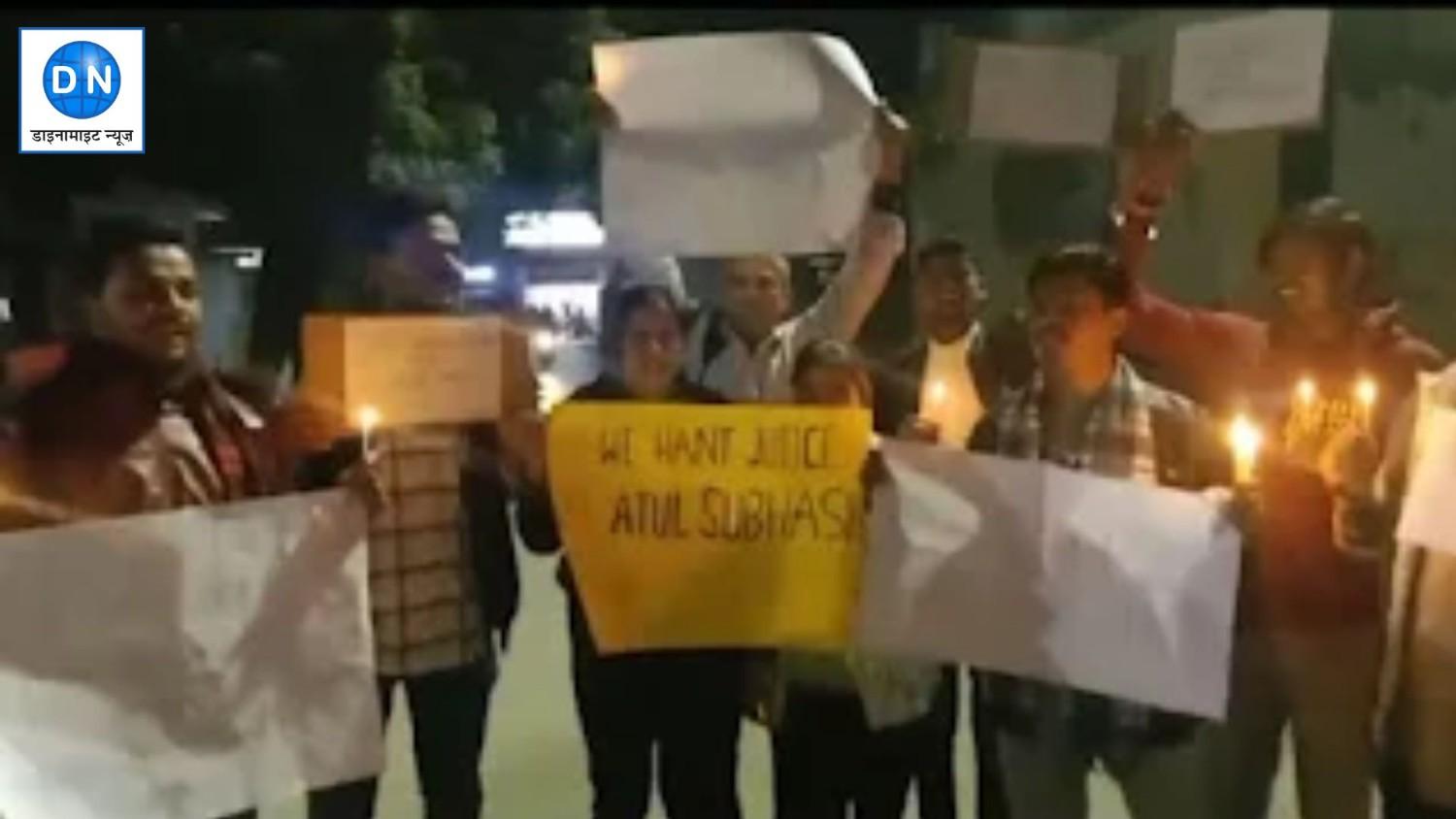 Atul Subhash Suicide Case: जौनपुर में फूटा छात्रों का गुस्सा, अतुल सुभाष को न्याय दिलाने के लिए लॉ स्टूडेंट्स ने निकाला कैंडल मार्च Atul Subhash Suicide Case: जौनपुर में फूटा छात्रों का गुस्सा, अतुल सुभाष को न्याय दिलाने के लिए लॉ स्टूडेंट्स ने निकाला कैंडल मार्च