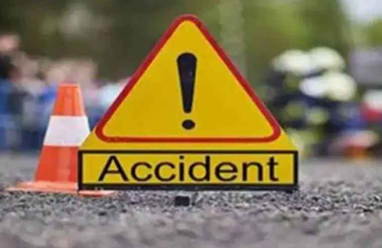 Greater Noida: भीषण सड़क हादसे में हाईवे से गिरीं दो गाड़ियां, 5 लोग घायल