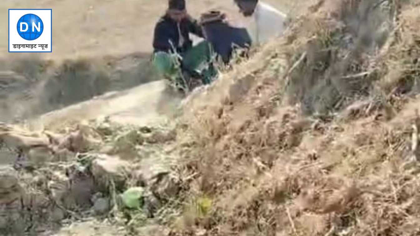 फतेहपुर: जोगापुर में देसी शराब के ठेके के सामने जुआरियों का जमावड़ा फतेहपुर: जोगापुर में देसी शराब के ठेके के सामने जुआरियों का जमावड़ा