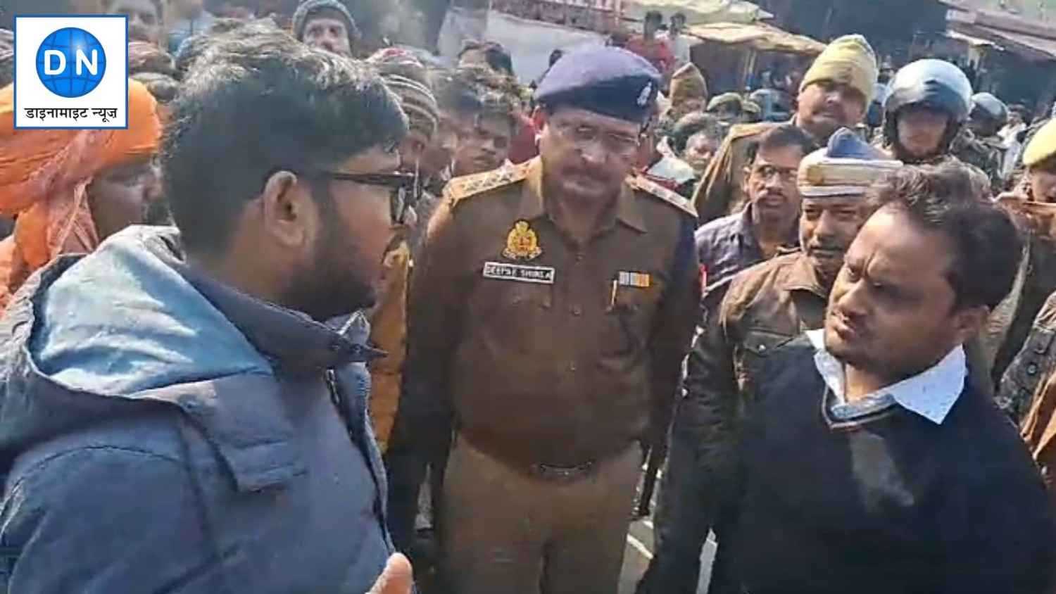 Deoria News: शव रखकर ग्रामीणों ने किया सड़क जाम, जानें पूरा मामला