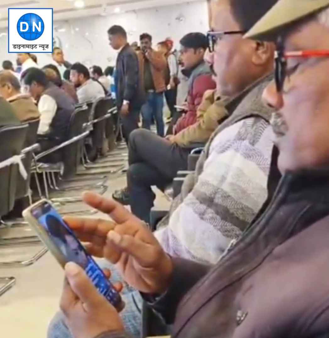 DM SP फरियादियों की समस्याएं सुनने में व्यस्त, वन दारोगा रिल देखने में मस्त, Video Viral