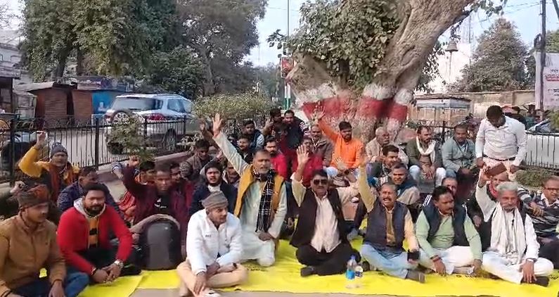 अयोध्या: हैदरगंज थाना प्रभारी के खिलाफ परिजनों ने दिया धरना, आरोपी शिक्षक गिरफ्तार