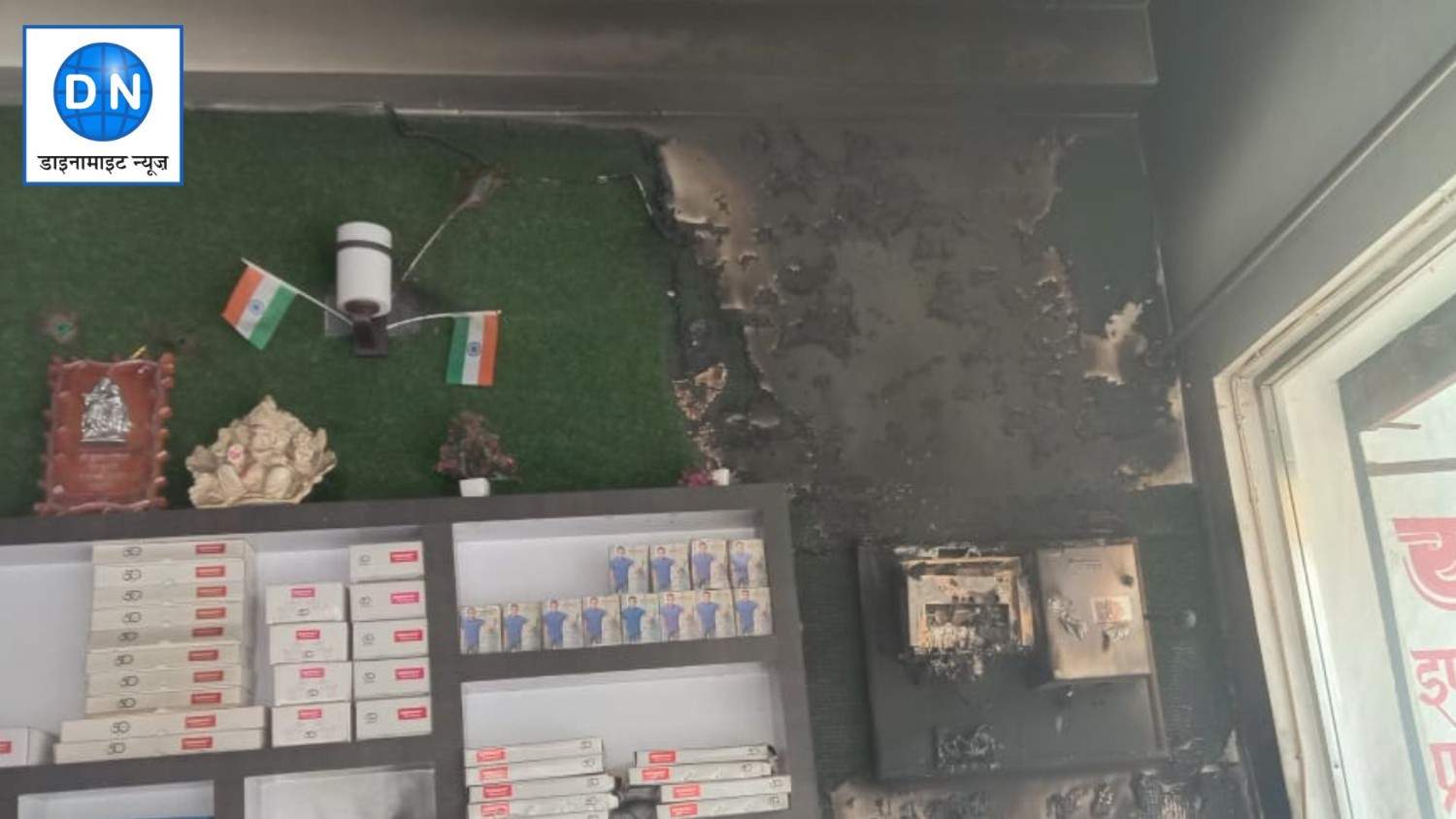 Ballia Blaze: शॉर्ट सर्किट से दो दुकानों में भीषण आग, लाखों का सामान खाक