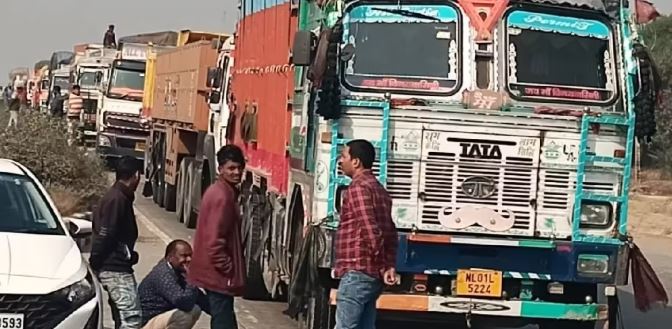 Bihar में बस कंडक्टर की हत्या से बवाल, जीटी रोड जाम, पुलिस पर भी किया हमला