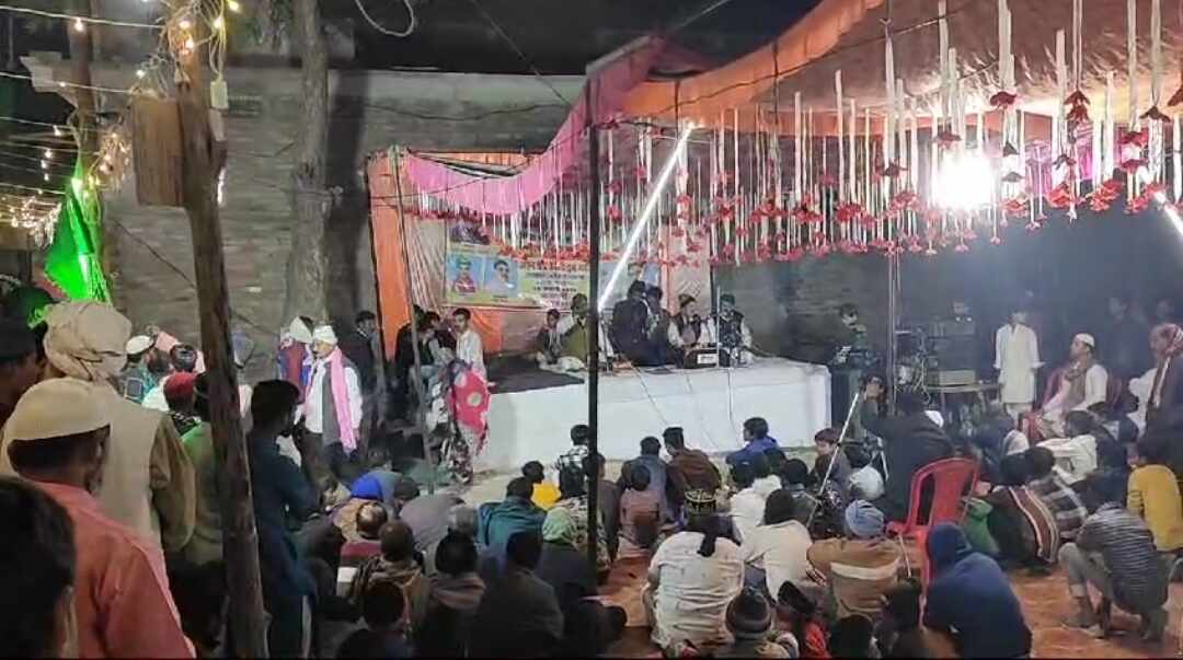 आस्ताना हजरत बाबू जान सालाना उर्स में कव्वाली सुनने को उमड़ी भीड़, पढ़िये किसके बीच हुआ मुकाबला आस्ताना हजरत बाबू जान सालाना उर्स में कव्वाली सुनने को उमड़ी भीड़, पढ़िये किसके बीच हुआ मुकाबला