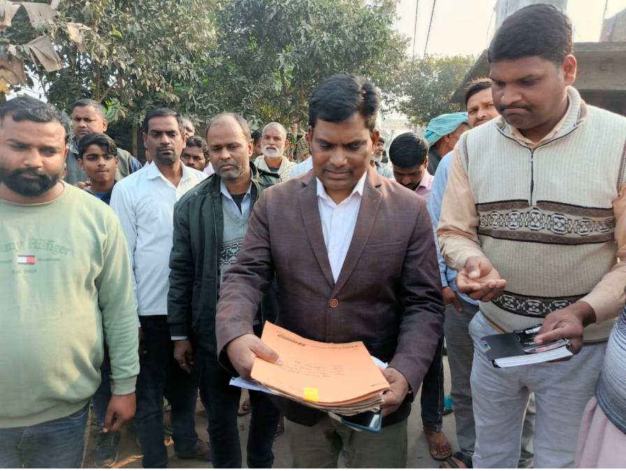 Maharajganj: गांव में चल रहे विकासकार्यो की जांच के लिए पहुंची प्रशासनिक टीम Maharajganj: गांव में चल रहे विकासकार्यो की जांच के लिए पहुंची प्रशासनिक टीम