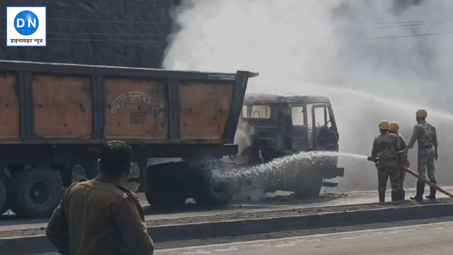 Sonbhadra: कोयला लेने पहुंची ट्रेलर ट्रक में लगी भयंकर आग, मौके पर मचा हड़कंप, जानें कैसे बचा चालक