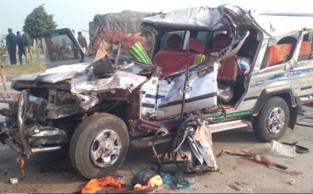 Mahakumbh Accident: प्रयागराज जा रहे कर्नाटक के तीर्थयात्रियों की गाड़ी ट्रक से टकराई, छह की मौत