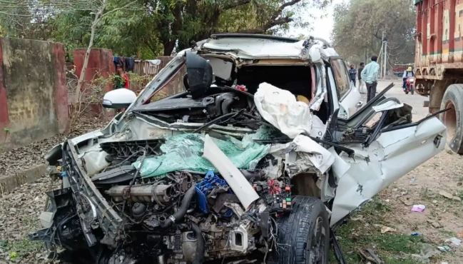 महाकुंभ से लौट रहा परिवार झांसी मे हुआ सड़क हादसे का शिकार, 4 सदस्यों की मौत
