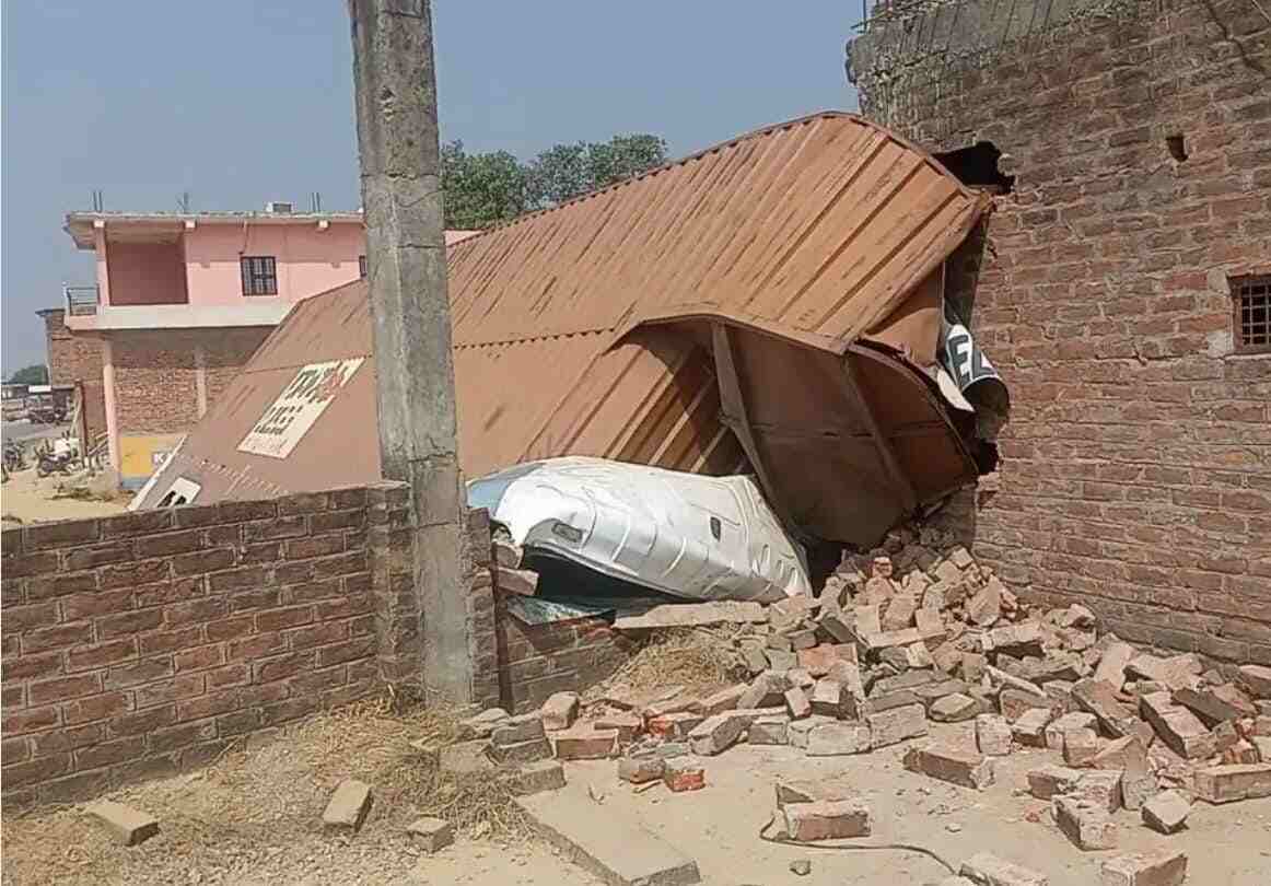 फतेहपुर में खौफनाक हादसा, तेज रफ्तार कंटेनर मकान में घुसा, जानिये पूरा अपडेट फतेहपुर में खौफनाक हादसा, तेज रफ्तार कंटेनर मकान में घुसा, जानिये पूरा अपडेट