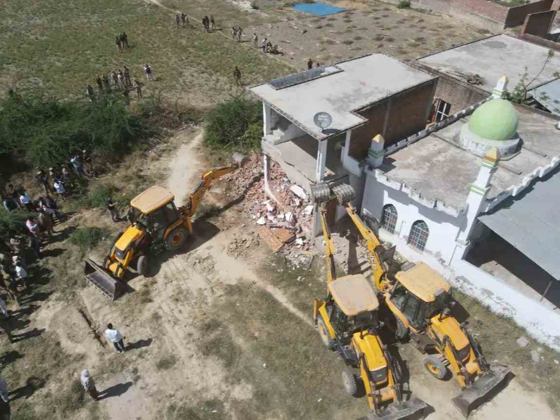 Fatehpur News: गैंगस्टर इमरान के खिलाफ बड़ा एक्शन, अवैध संपत्ति हुई तहस-नहस, जानिये पूरा अपडेट