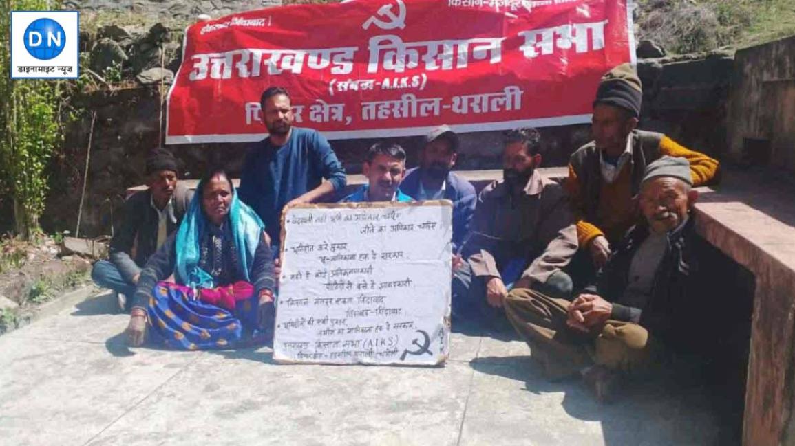 गांव वालों की शासन प्रशासन को खुली चेतावनी, इन मांगों को लेकर दिया धरना