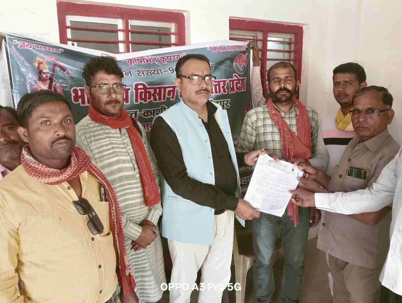 अन्ना मवेशियों से परेशान किसानों ने विकाश खंड अधिकारी को दिया ज्ञापन