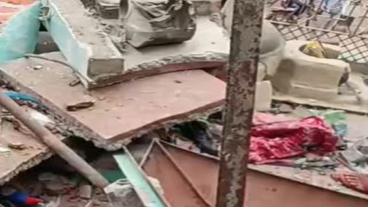 Mathura Bomb Attack: मथुरा में बमबाजी दहशत, जोरदार धमाके से मकान क्षतिग्रस्त