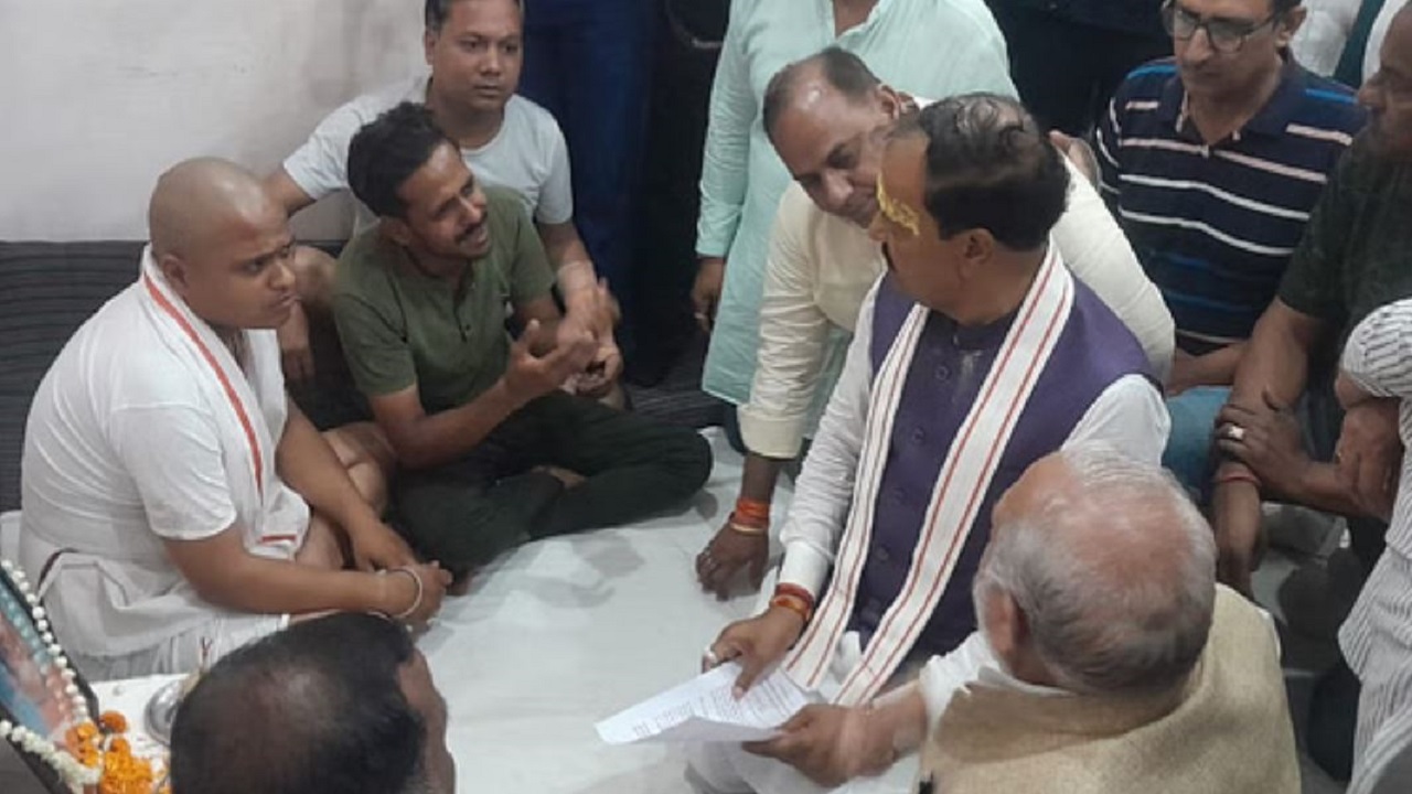 Mathura News: मथुरा में व्यापारी नेता की हत्या, उपमुख्यमंत्री केशव प्रसाद माैर्य मिले परिजनों से Mathura News: मथुरा में व्यापारी नेता की हत्या, उपमुख्यमंत्री केशव प्रसाद माैर्य मिले परिजनों से