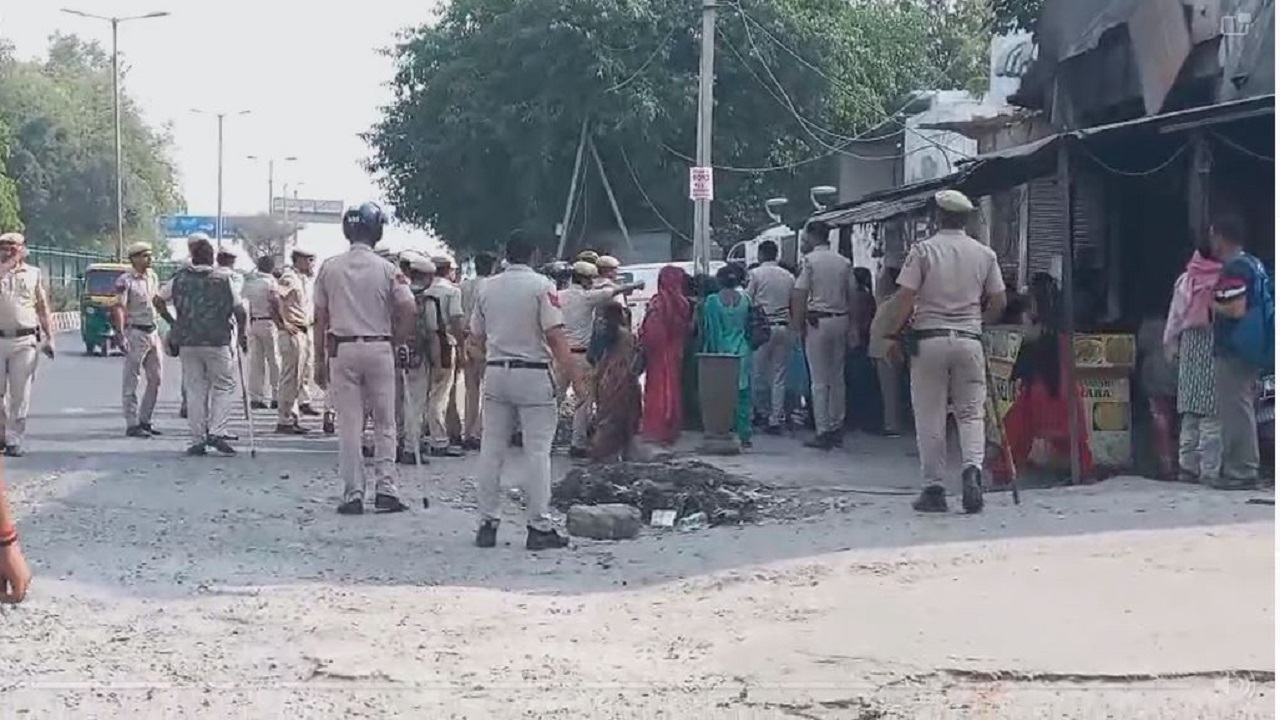Custodial Death in Delhi: पुलिस वैन से कूदे गिरफ्तार दो युवक, एक की मौत, परिजनों का हंगामा
