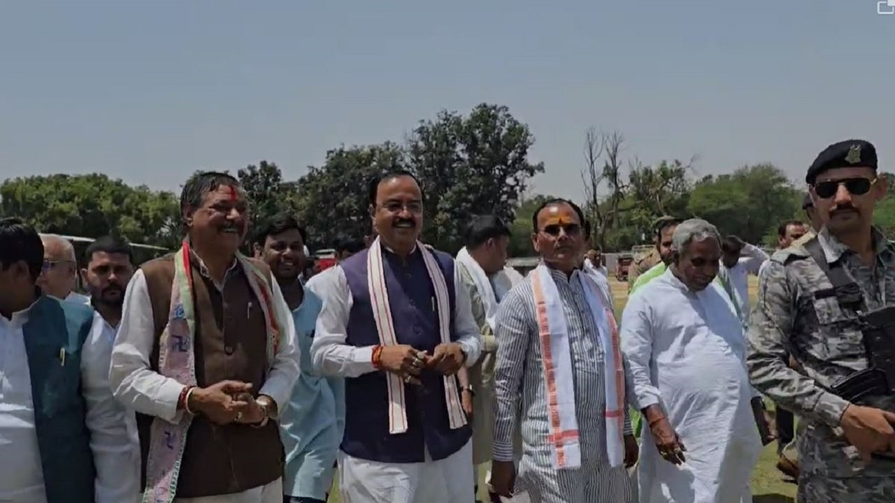 यूपी के उपमुख्यमंत्री पहुंचे बांके बिहारी के द्वार, दर्शन कर कहीं यह बात