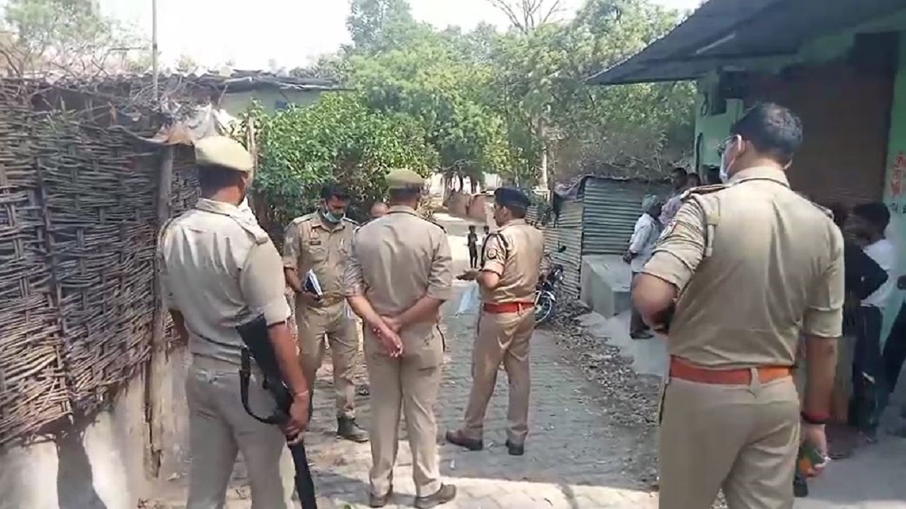 Sonbhadra Murder: घर में घुसकर अज्ञात लोगों ने की वृद्ध की हत्या, कई जगह चोट के निशान Sonbhadra Murder: घर में घुसकर अज्ञात लोगों ने की वृद्ध की हत्या, कई जगह चोट के निशान