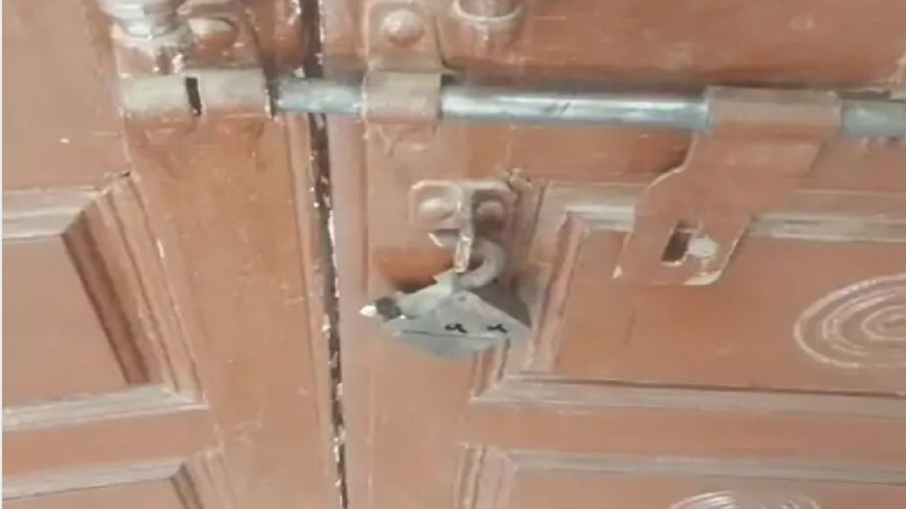 Shamli Theft: शामली में चोरों का आतंक, एक रात में दो घरों को तोड़े ताले, जेवरात-नकदी पर हाथ साफ Shamli Theft: शामली में चोरों का आतंक, एक रात में दो घरों को तोड़े ताले, जेवरात-नकदी पर हाथ साफ