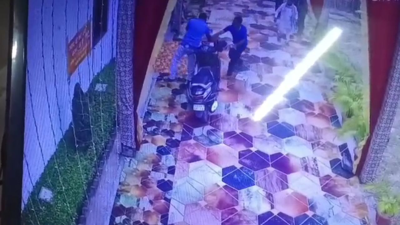 Azamgarh News: बदमाशों ने घर में घुसकर की अधेड़ की पिटाई, दो दिन पहले शादी समारोह में दी थी धमकी, जानें क्या है पूरा मामला Azamgarh News: बदमाशों ने घर में घुसकर की अधेड़ की पिटाई, दो दिन पहले शादी समारोह में दी थी धमकी, जानें क्या है पूरा मामला