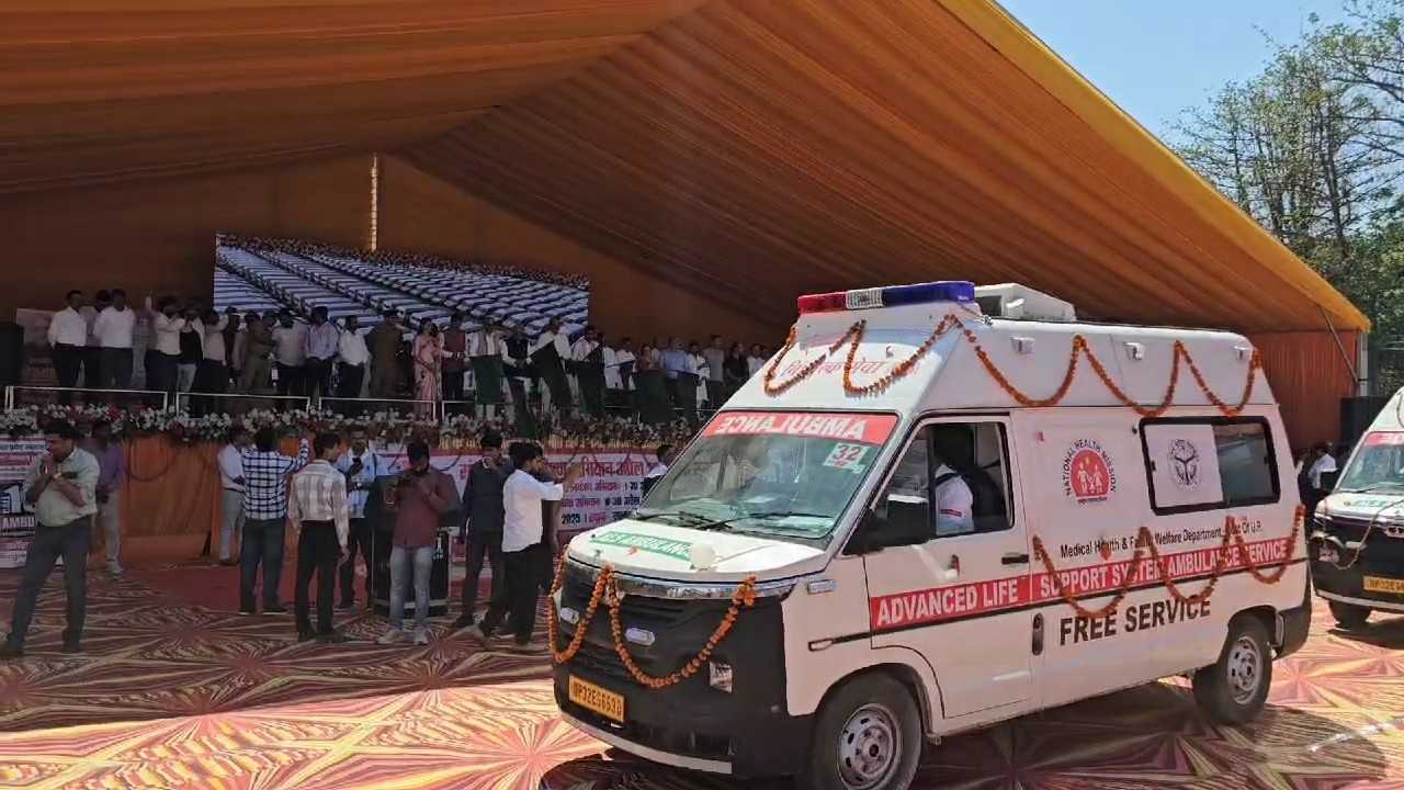 Rae Bareli News: रायबरेली में शुरू हुआ स्कूल चलो अभियान, मिली100 नई एंबुलेंस की सौगात