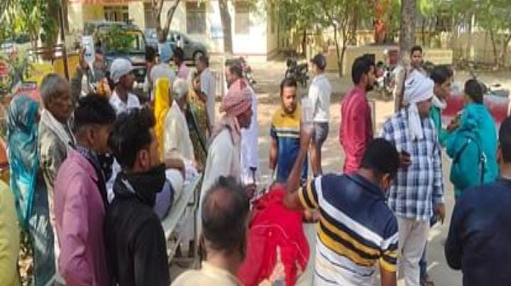 Barabanki Raod Accident: मुंडन संस्कार से लौट रही पिकअप पलटी, 15 लोग घायल