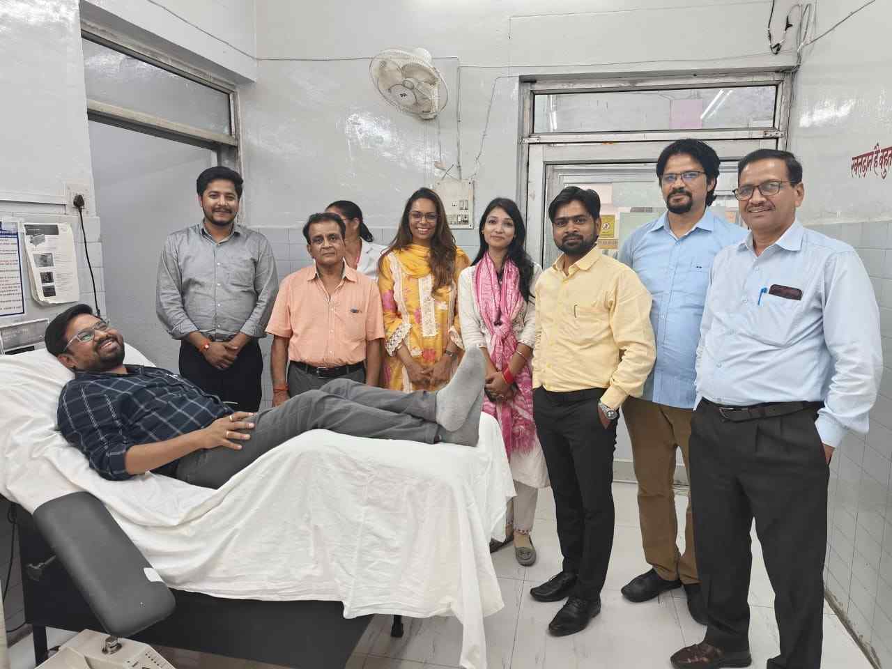 Barabanki News: ब्लड बैंक प्रभारी ने किया स्वैच्छिक रक्तदान, मानवता की मिसाल कायम