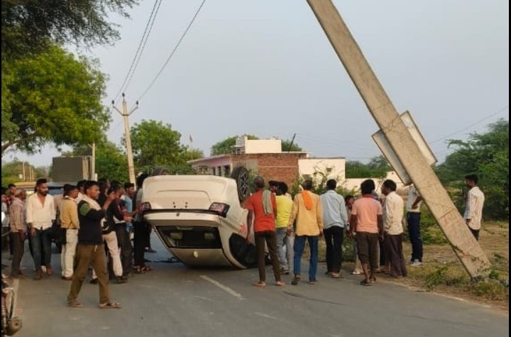 सरेनी क्षेत्र में बड़ा हादसा: अनियंत्रित कार पलटने से 33 हजार वोल्ट का पोल टूटा
