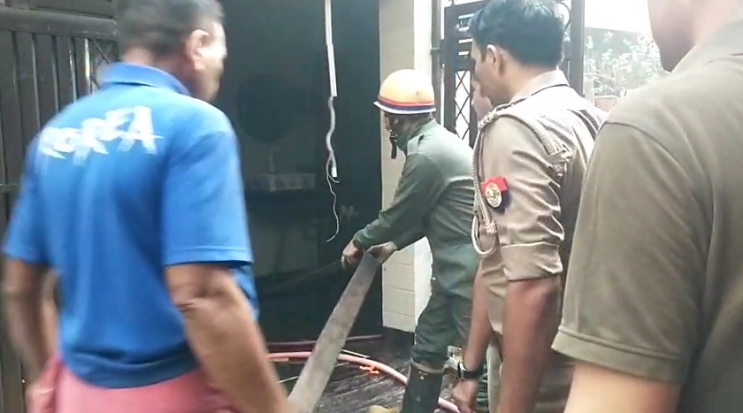 Agra Fire: आगरा में एक मकान में जोरदार धमाके के साथ लगी आग, दहशत में आए लोग