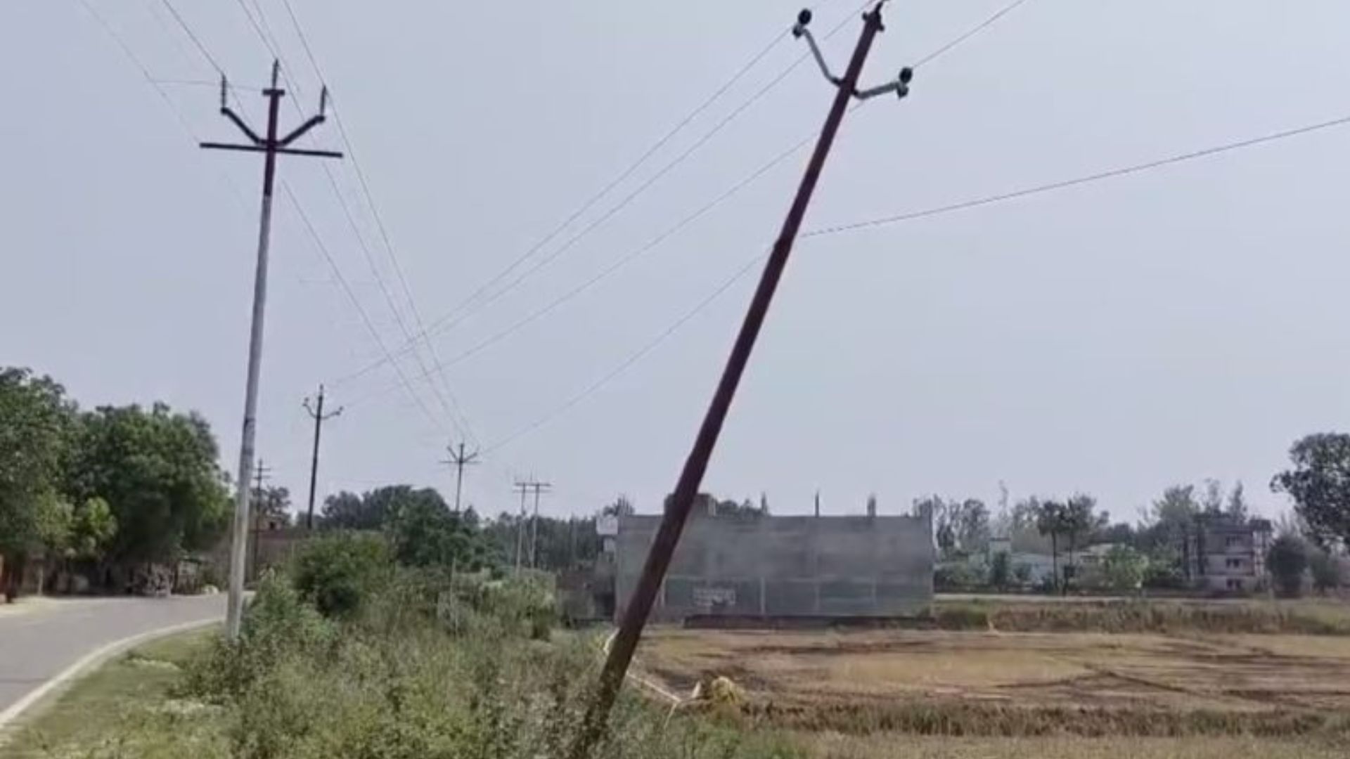 Mahrajganj News: धानी-बृजमनगंज मार्ग पर झुका जर्जर विद्युत पोल, राहगीरों के लिए बना खतरा Mahrajganj News: धानी-बृजमनगंज मार्ग पर झुका जर्जर विद्युत पोल, राहगीरों के लिए बना खतरा