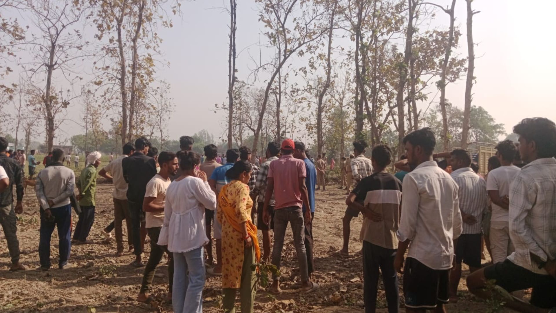 Deoria: पेड़ से लटकता मिला युवती का शव, इलाके में मचा हड़कंप, जानें पूरा मामला