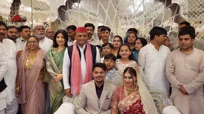 Mainpuri News: डिंपल के साथ मैनपुरी पहुंचे अखिलेश यादव, शादी समारोह में शामिल होने के बाद भाजपा पर बोला हमला