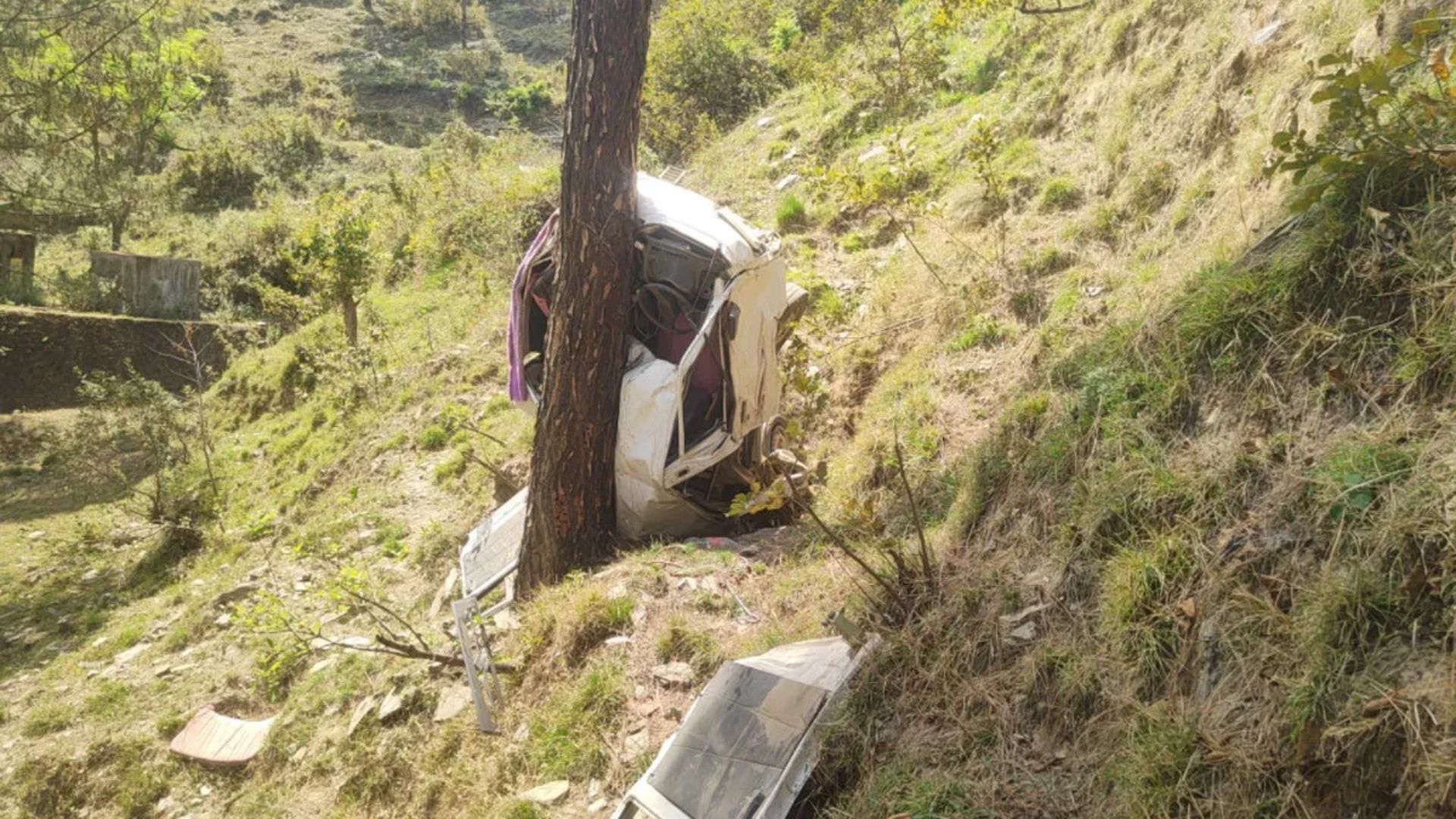 Road Accident in Uttarakhand: पौड़ी में स्‍कूली बच्‍चों से भरी वैन खाई में गिरी, 8 घायल, 2 गंभीर