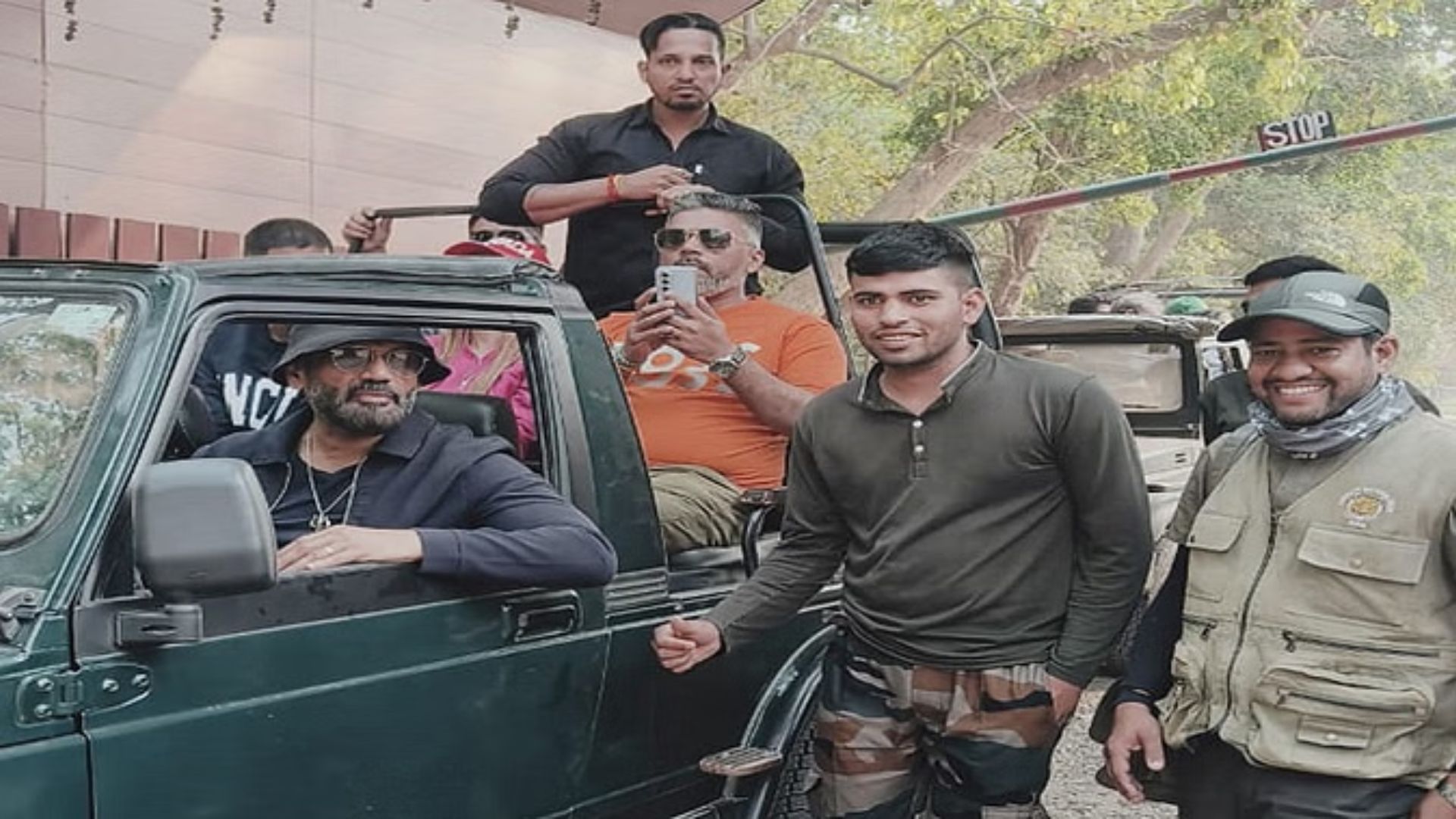 Sunil Shetty in Nainital: सुनील शेट्टी पहुंचे रामनगर, जंगल सफारी का लिया मजा Sunil Shetty in Nainital: सुनील शेट्टी पहुंचे रामनगर, जंगल सफारी का लिया मजा