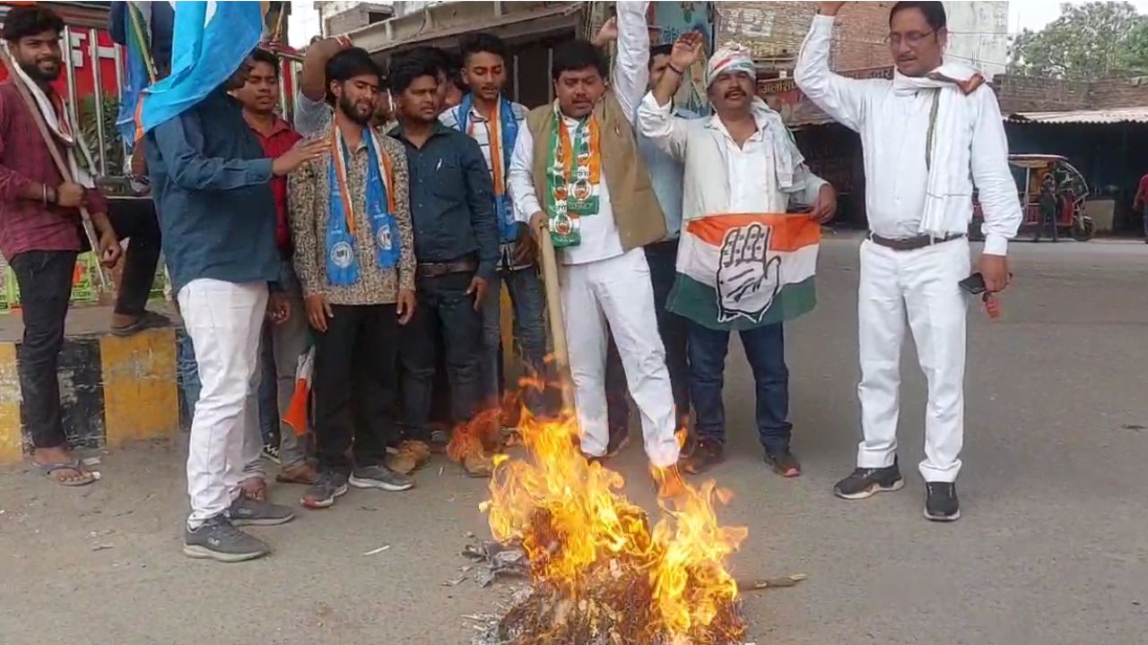 Sonbhadra News: पाकिस्तान को देना होगा मुंहतोड़ जवाब, आक्रोशित कांग्रेसियों ने फूंका पुतला