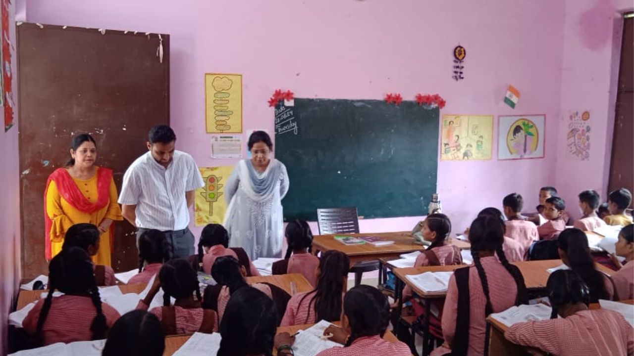 Kaushambi News: डीएम ने किया प्राथमिक विद्यालय का औचक निरीक्षण, शिक्षा की गुणवत्ता पर दिया जोर