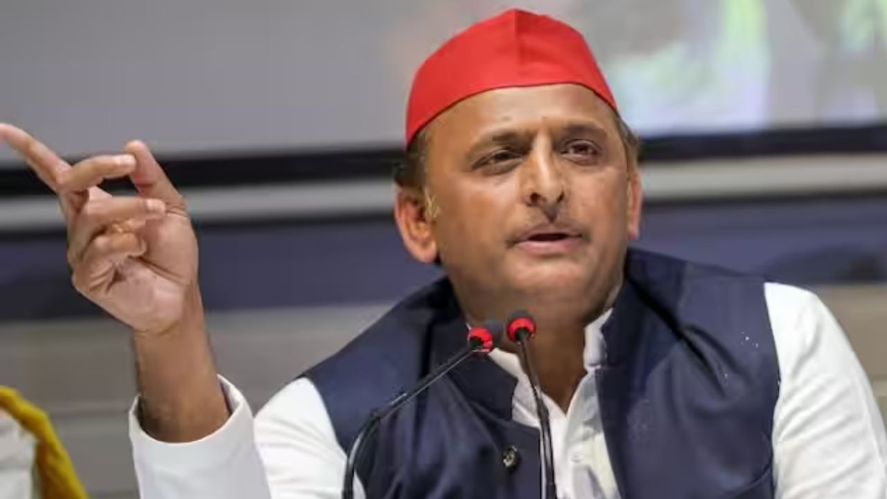 अमेठी दौरे पर पहुंचे सपा प्रमुख अखिलेश यादव, BJP का बताया फुल फॉर्म